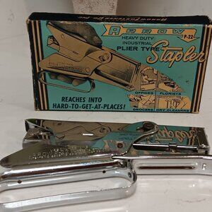 Vintage Arrow P-22 Metal Stapler In Original Box